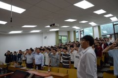 学院党委向每位结业生赠送了闻邦椿院士 